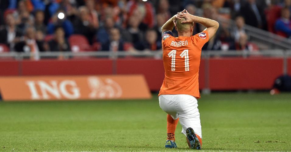 Robben lamenta durante a partida entre Holanda e Islândia