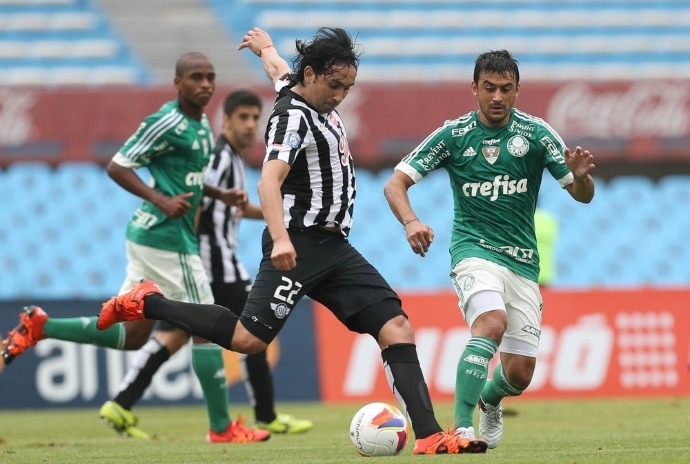 Robinho observa movimentação do adversário em lance do confronto entre Palmeiras e Libertad - Cesar Greco/Ag Palmeiras