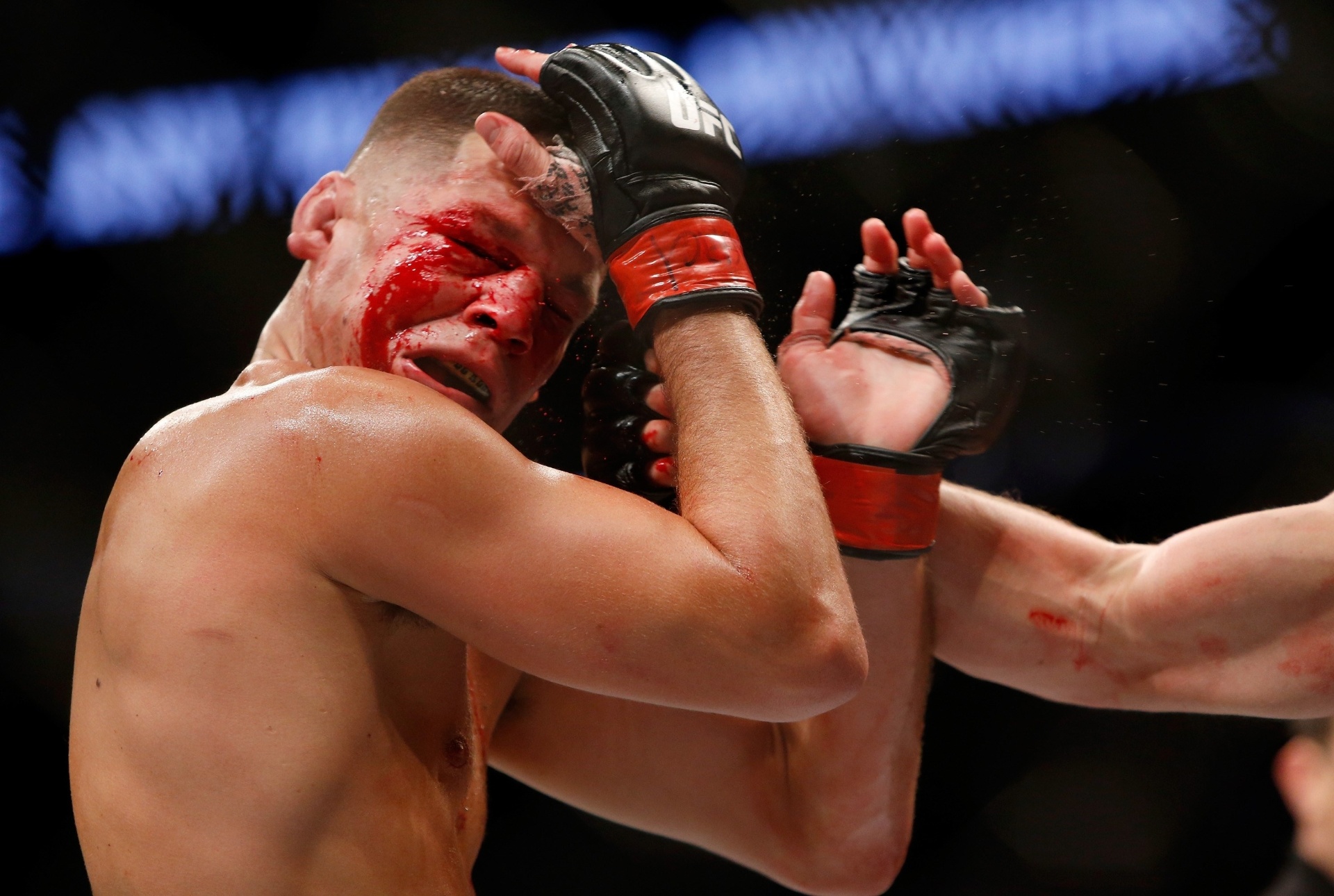 Nate Diaz leva golpe de Conor McGregor no UFC 202 - Steve Marcus/Getty Images
