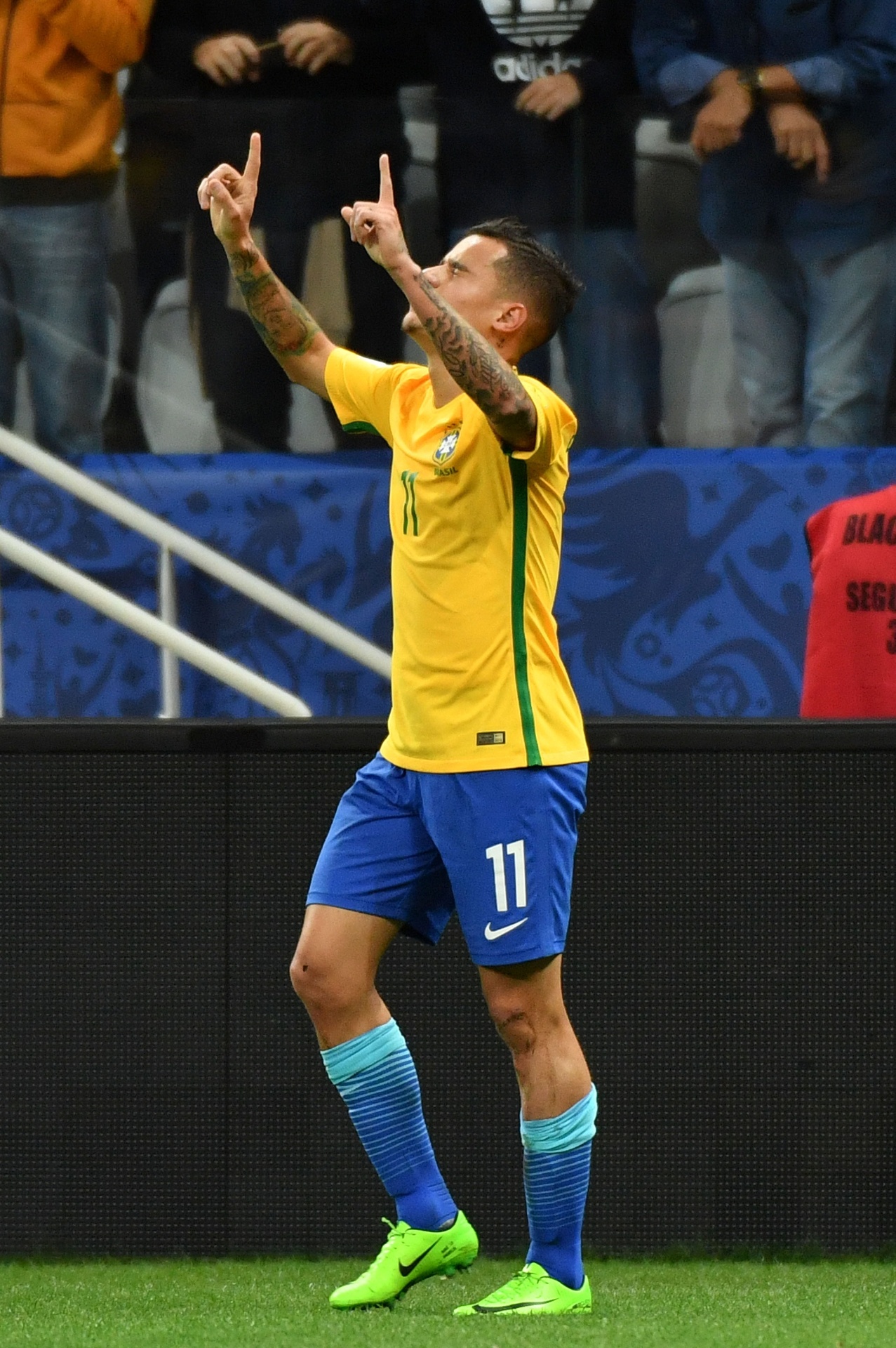 Philippe Coutinho comemora primeiro gol brasileiro contra o Paraguai - NELSON ALMEIDA/AFP