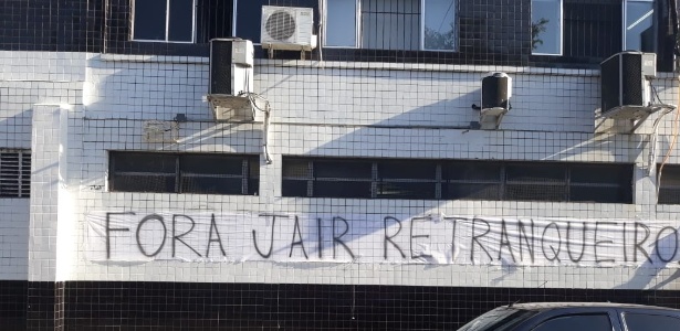 Faixa contra técnico foi colada em muro do estádio em protesto nesta sexta-feira - Samir Carvalho/UOL Esporte