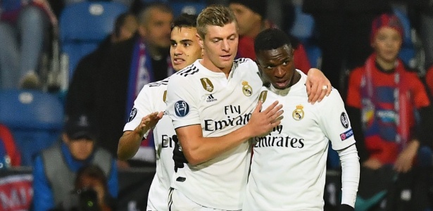 Toni Kroos e Vinicius Jr comemoram gol do Real Madrid - JOE KLAMAR / AFP