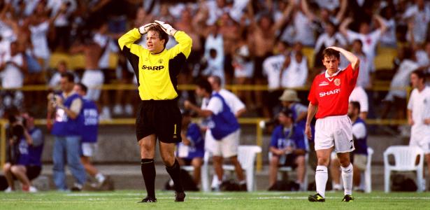 Ex-lateral (à direita) lembrou falhas em gols do Vasco e falta de confiança em campo - Matthew Ashton/EMPICS via Getty Images
