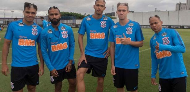 Lucas Piton faz primeiro treino com o elenco do Corinthians após