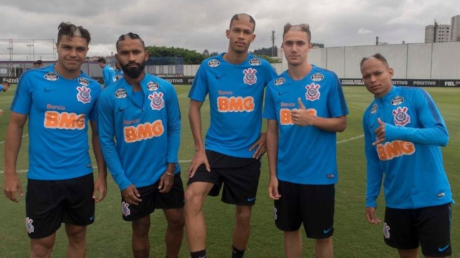 Roni, Marquinhos, João Victor, Lucas Piton e Janderson passaram por trote após subirem do time sub-20 ao profissional - Daniel Augusto Jr./Ag. Corinthians