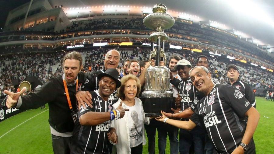 Marlene Matheus posa para foto com ex-jogadores do Corinthians na comemoração do título paulista - Divulgação/Corinthians