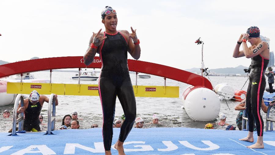 Ana Marcela Cunha celebra vitória na maratona aquática nos 5km - Tao Xiyi/Xinhua
