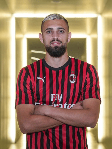 Léo Duarte posa com a camisa do Milan - Reprodução/Instagram Milan