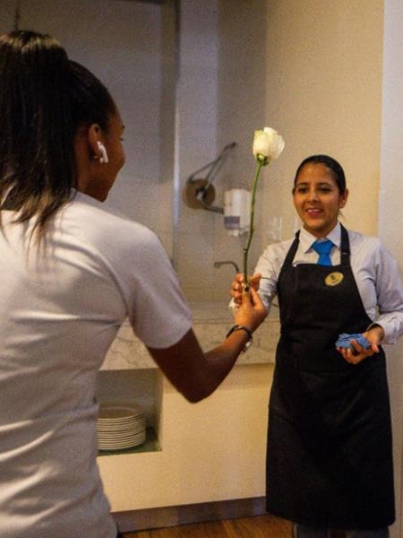 Time feminino do Corinthians distribui flores em Quito - Reprodução/Twitter