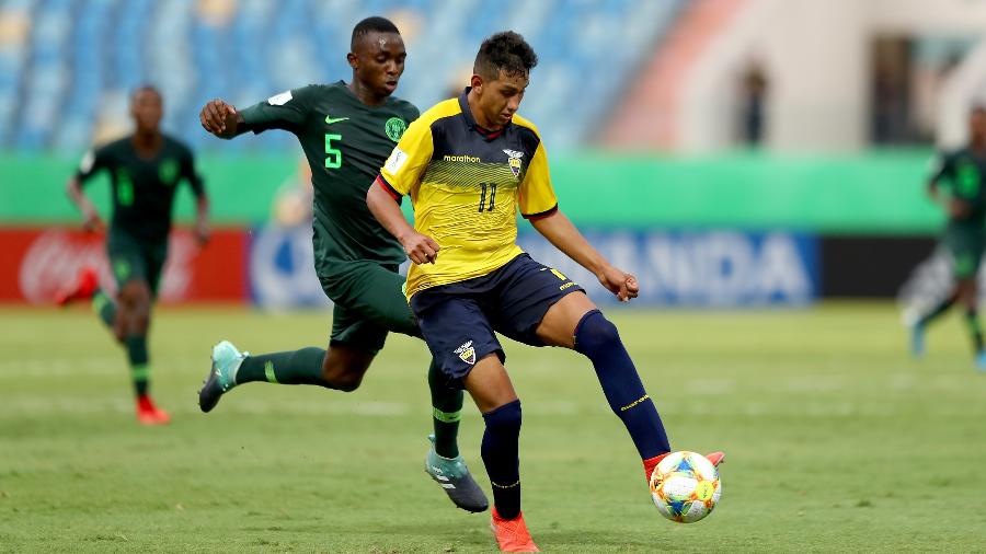 Jogadores disputam bola durante partida entre Nigéria e Equador no Mundial sub-17 - Martin Rose - FIFA/FIFA via Getty Images