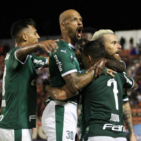 Lucas Lima, do Palmeiras, comemora seu gol junto com companheiros em partida contra o Ituano - Luciano Claudino/Estadão Conteúdo