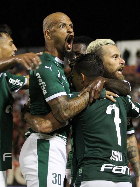Lucas Lima, do Palmeiras, comemora seu gol junto com companheiros em partida contra o Ituano - Luciano Claudino/Estadão Conteúdo