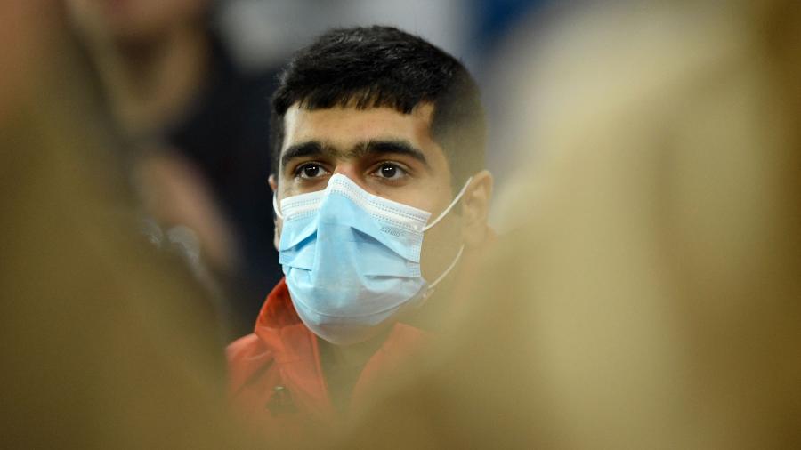 Após a Espanha confirmar os primeiros casos de coronavírus nesta semana, torcedores usam máscaras de proteção - Oscar del Pozo/AFP