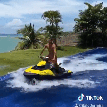 Italo Ferreira pilota jet ski dentro de piscina - Reprodução/Instagram