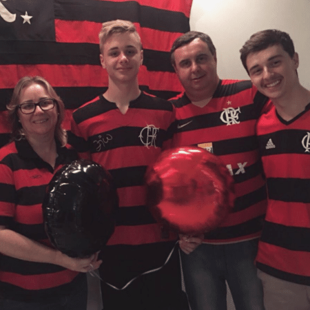 Bernardo Pisetta com a família: goleiro da base do Flamengo, morto aos 14 anos no incêndio do CT Ninho do Urubu em 8/2/2019