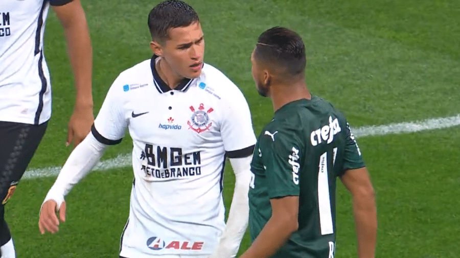 Mateus Vital e Rony discutem durante Corinthians x Palmeiras, na primeira final do Paulistão 2020 - Reprodução/TV Globo