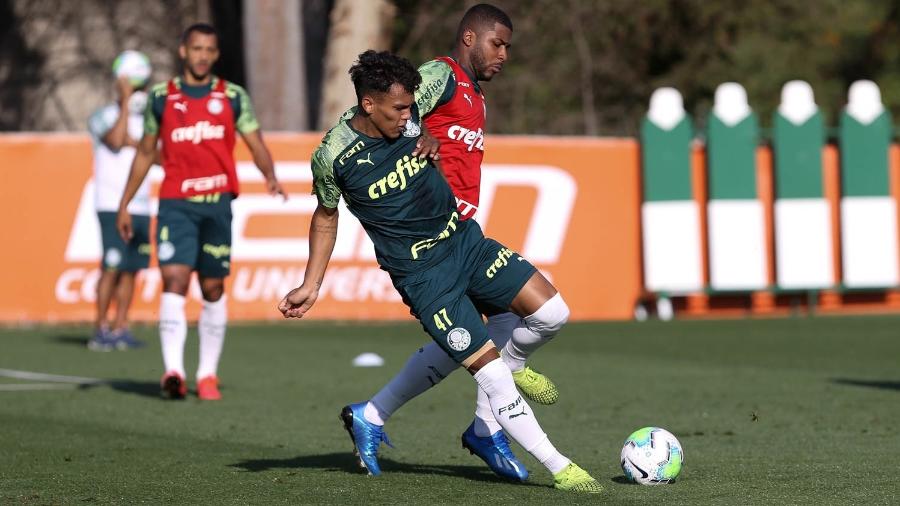 Gabriel Veron, durante treino do Palmeiras na Academia de Futebol - Cesar Greco