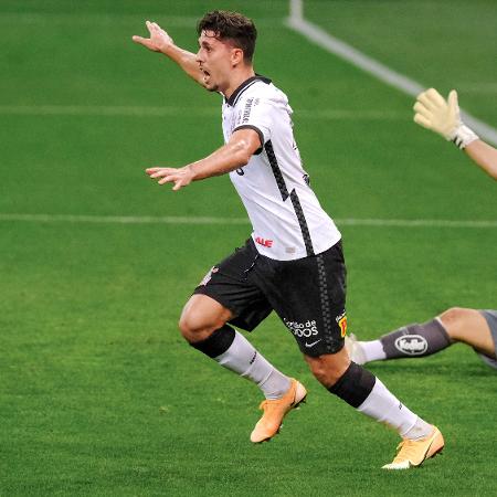 Danilo Avelar em ação após marcar pelo Corinthians contra o Santos - Marcello Zambrana/AGIF