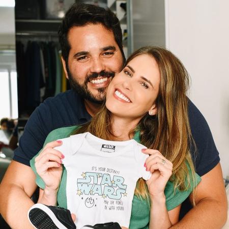 A jornalista e o ex-nadador Henrique Barbosa serão pais de Agatha - Reprodução/Instagram