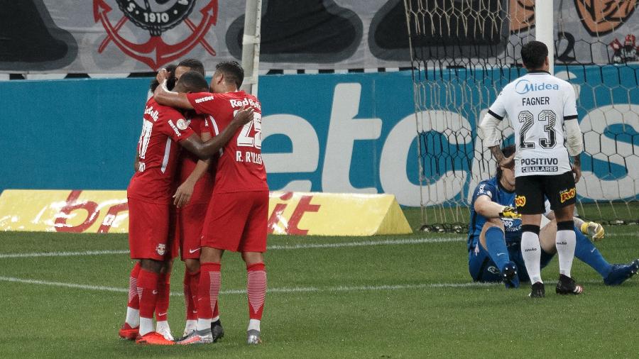 Claudinho e jogadores do RB Bragantino comemora segundo gol marcado contra o Corinthians - Ettore Chiereguini/AGIF