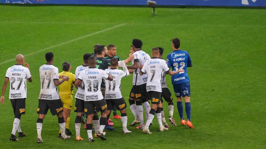 Jogadores de Corinthians e Palmeiras discutem durante clássico pelo Campeonato Paulista - Marcello Zambrana/AGIF
