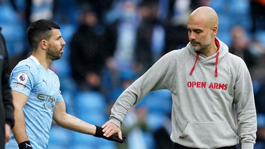 Aguero cumprimenta Guardiola antes de entrar em campo pela última vez com a camisa do Manchester City pela Premier League - Dave Thompson/Reuters