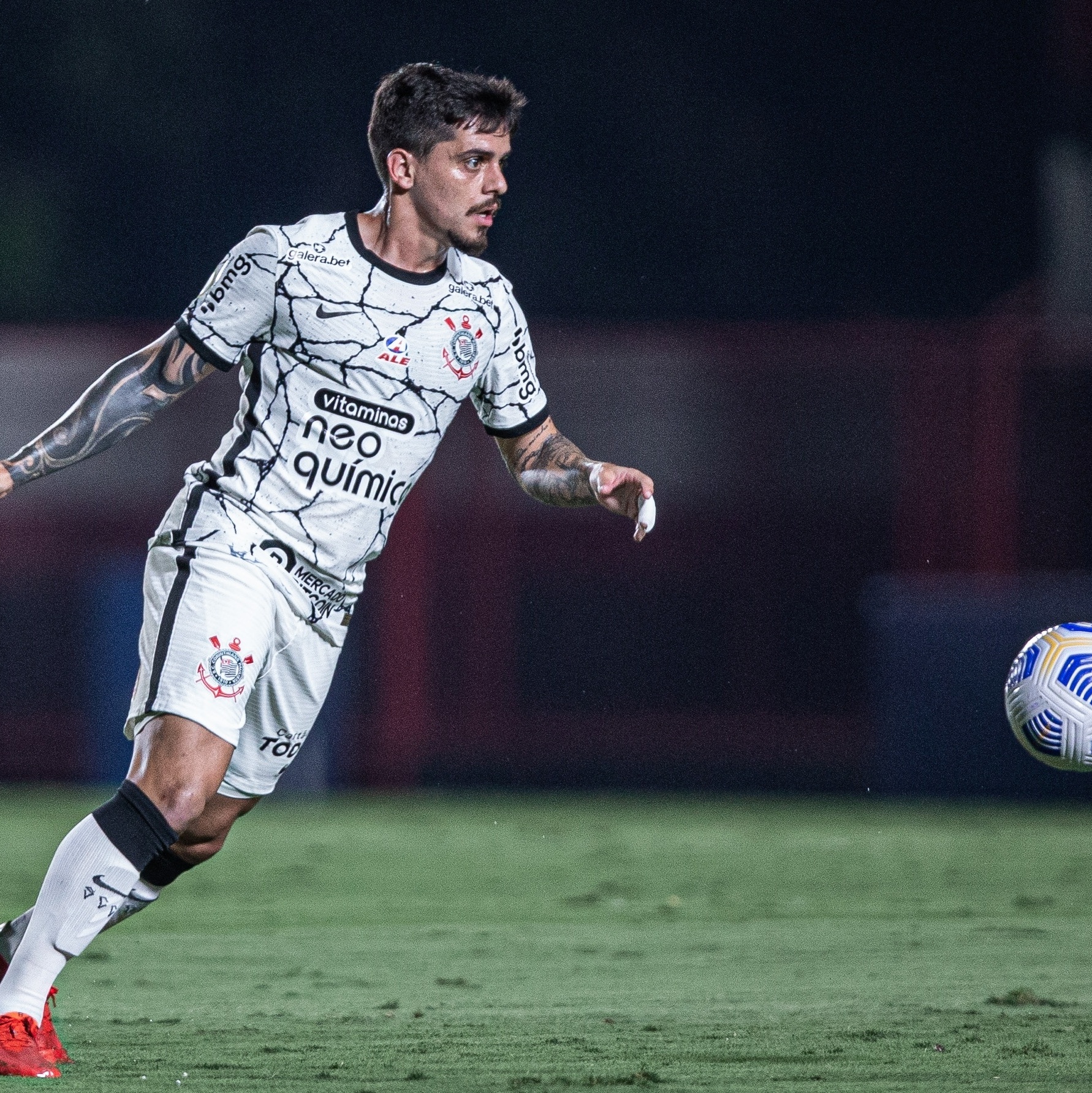 Fagner com a bola no jogo contra o São Paulo