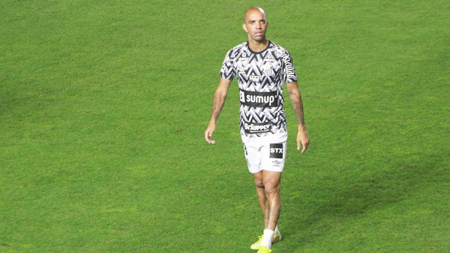 Diego Tardelli em aquecimento na partida entre Santos e Athletico - Fernanda Luz/AGIF