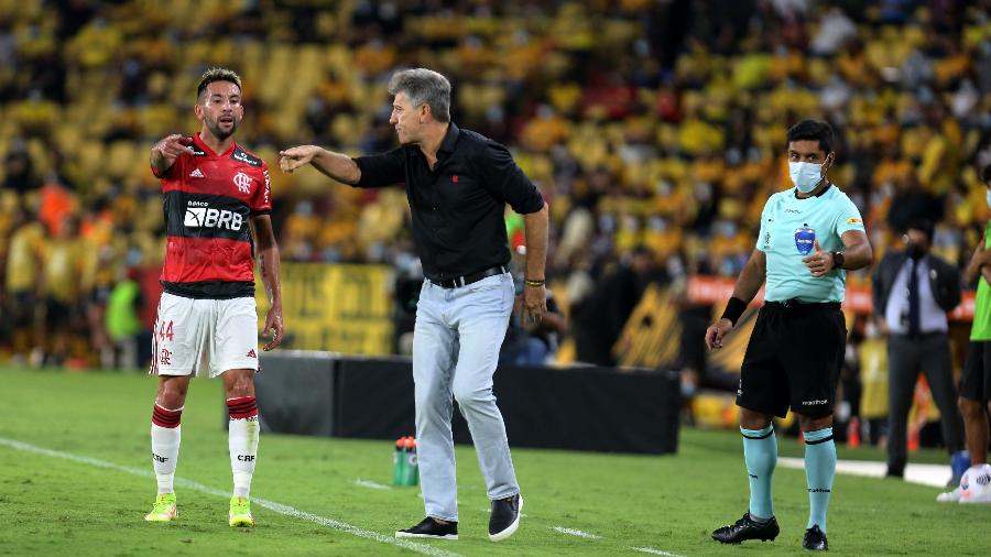 Renato Gaúcho passa instruções a Isla, em jogo do Flamengo contra o Barcelona-EQU - Staff Images / CONMEBOL