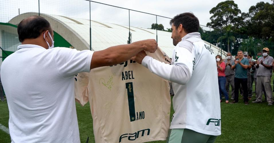 Abel Ferreira recebe homenagem ao completar um ano no Palmeiras
