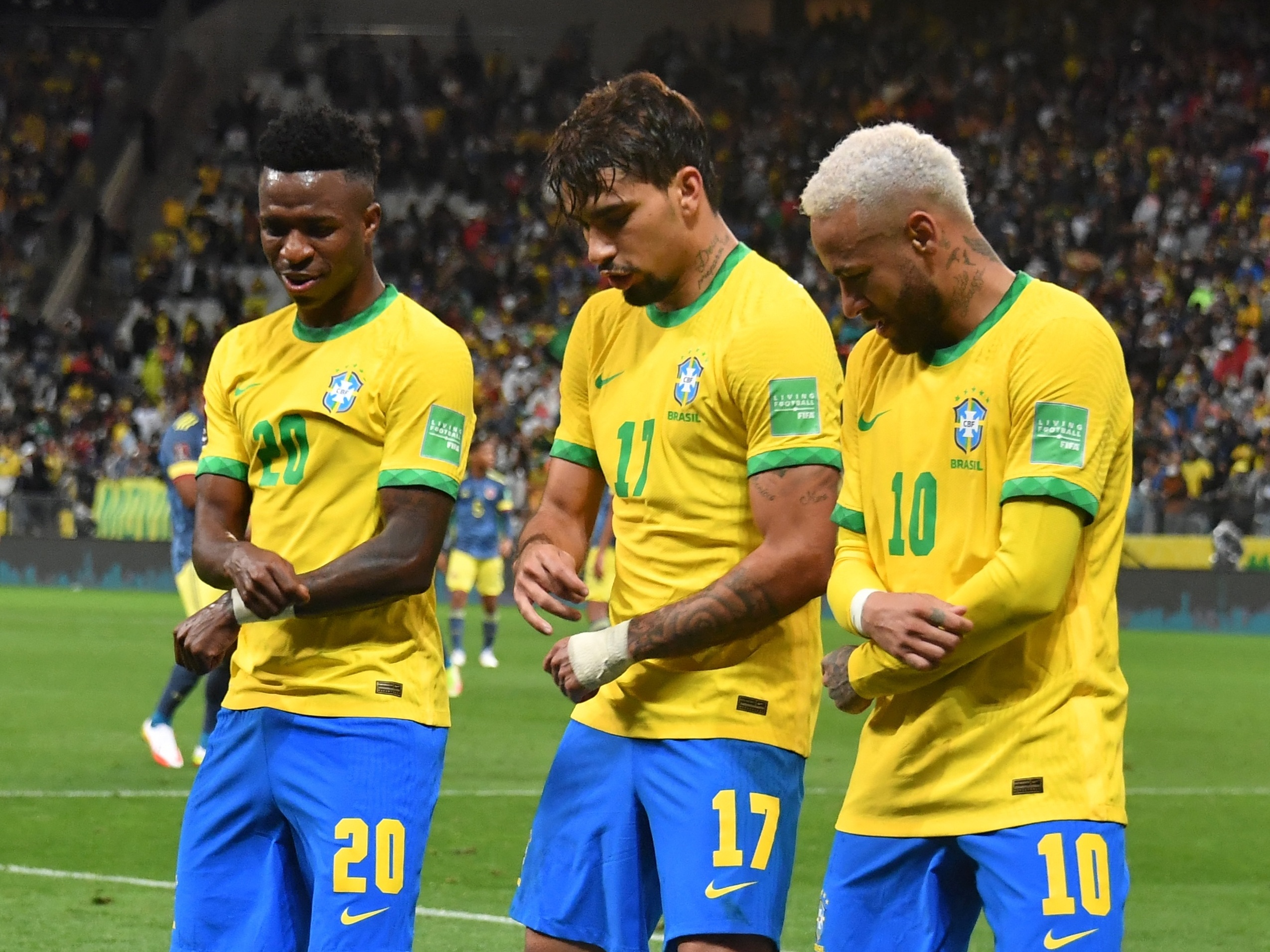 https://conteudo.imguol.com.br/c/esporte/df/2021/11/11/vinicius-junior-lucas-paqueta-e-neymar-comemoram-gol-do-brasil-contra-a-colombia-pelas-eliminatorias-1636683347476_v2_4x3.jpg