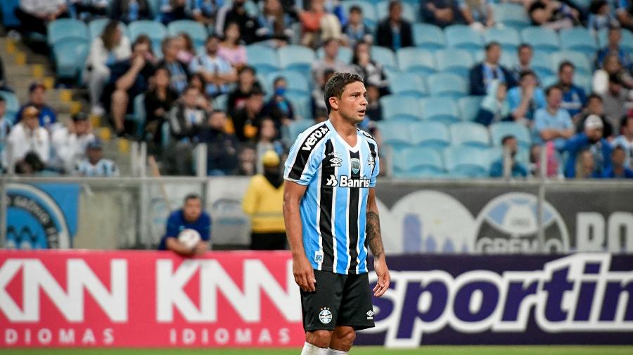 Atacante já fez três jogos pelo Grêmio, estreia foi contra o CRB (foto), mas agora começa no time titular - Divulgação/Grêmio FBPA