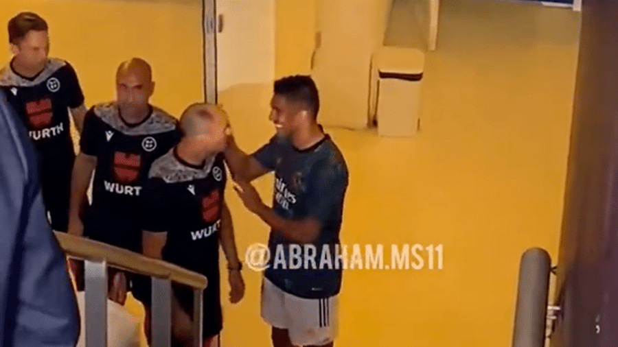 Casemiro brinca com o árbitro Mateu Lahoz antes da partida entre Cádiz x Real Madrid, pela 37ª rodada do Campeonato Espanhol - Reprodução/Twitter