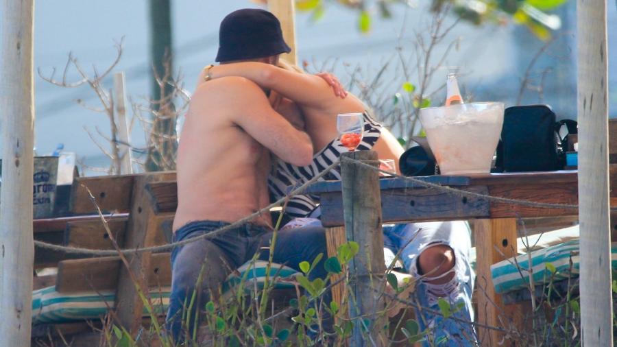 O ex-ginasta Diego Hypólito foi fotografado beijando uma loira misteriosa na praia - AgNews