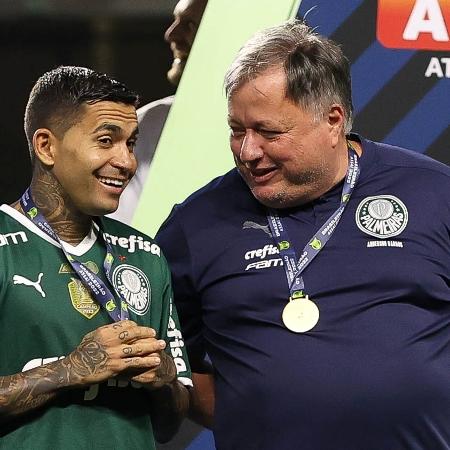 O diretor de futebol Anderson Barros e o jogador Dudu comemoram a conquista do Campeonato Brasileiro - CESAR GRECO