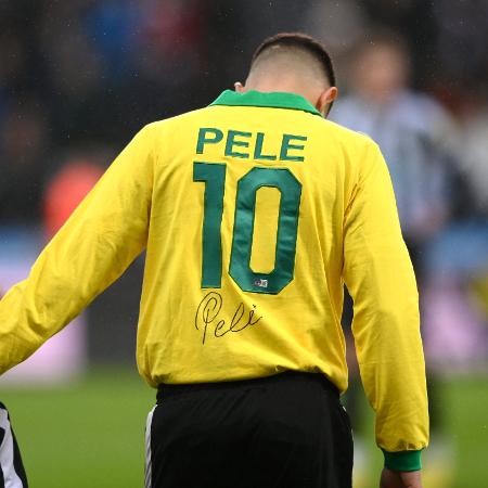 Bruno Guimarães, com a camisa 10 de Pelé, faz homenagem antes de jogo do Newcastle - Reprodução/Twitter/NUFC
