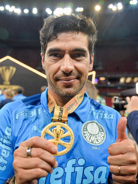 Abel Ferreira com a medalha de campeão da Supercopa do Brasil. - Nayra Halm/www.fotoarena.com.br