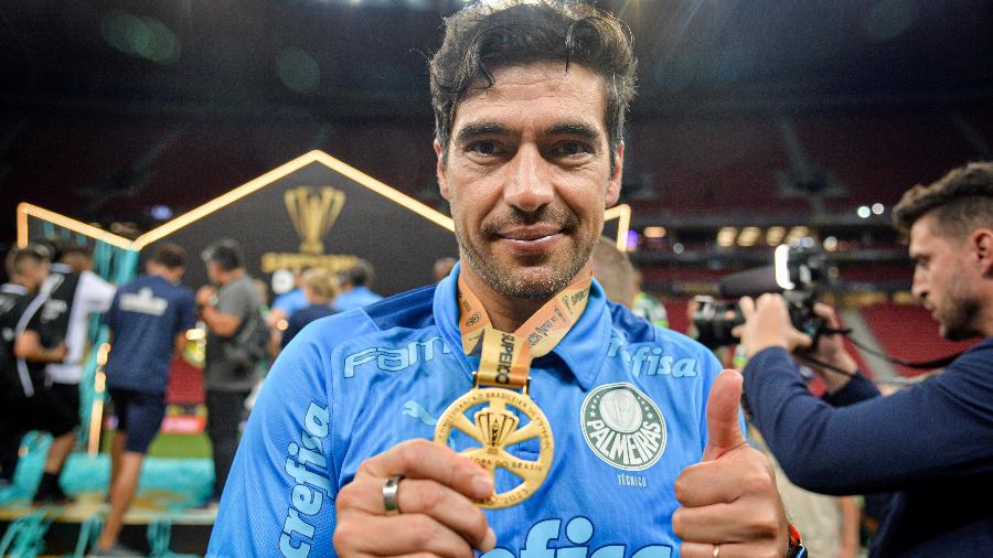 Abel Ferreira com a medalha de campeão da Supercopa do Brasil. - Nayra Halm/www.fotoarena.com.br