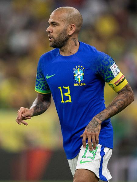 Daniel Alves durante Camarões x Brasil pela Copa do Mundo 2022 - Sebastian Frej/MB Media/Getty Images