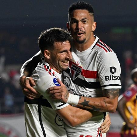 Luciano comemora com Calleri após marcar no jogo do São Paulo contra o Tolima, pela Sul-Americana