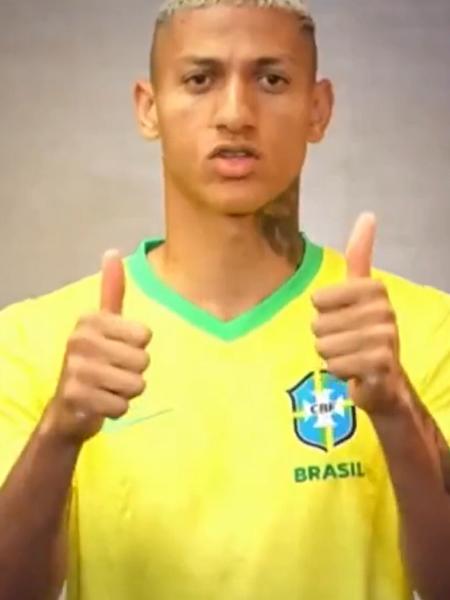 Richarlison durante vídeo de apoio à seleção brasileira feminina
