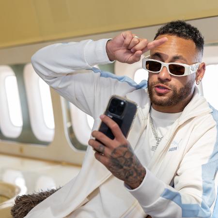Neymar dentro do avião superluxuoso do príncipe saudita