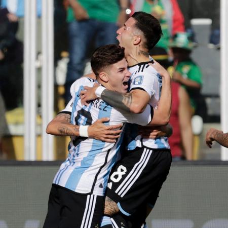 Jogadores da Argentina comemoram gol de Enzo Fernández sobre a Bolívia, pelas Eliminatórias Sul-Americanas