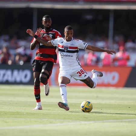 Caio Paulista disputa lance durante a final da Copa do Brasil contra o Flamengo