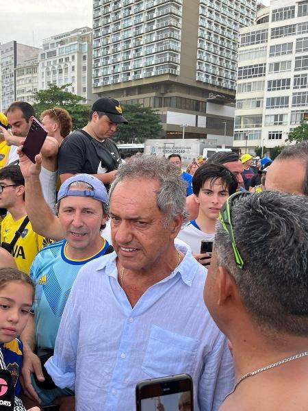 Embaixador da Argentina foi até a praia de Copacabana encontrar torcedores do Boca Juniors