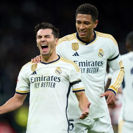 Jogadores do Real Madrid comemoram gol sobre o Granada pelo Campeonato Espanhol
