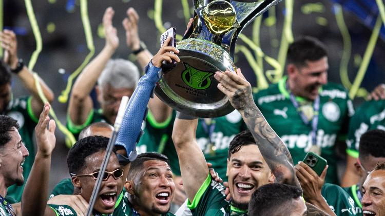 Jogadores do Palmeiras levantam taça do Brasileirão de 2023