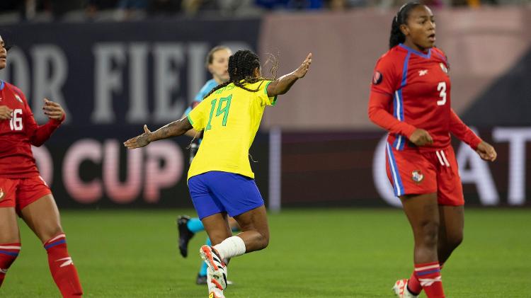 Geyse celebra um de seus gols sobre o Panamá na Copa Ouro Feminina