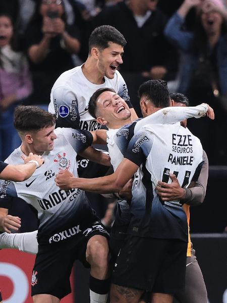 Jogadores do Corinthians comemoram gol de Garro contra o Racing-URU, pela Sul-Americana