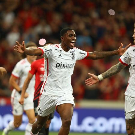 Evertton Araújo comemora gol pelo Flamengo em empate com o Athletico Evertton Araújo comemora gol pelo Flamengo em empate com o Athletico